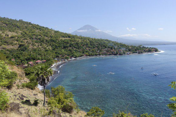Amed mit Blick auf den Vulkan Agung