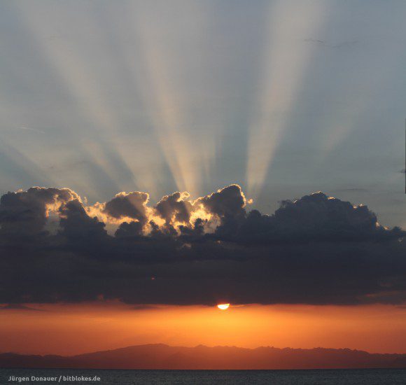 Sonnenaufgang über den Bergen Saudi-Arabiens von Dahab aus gesehen