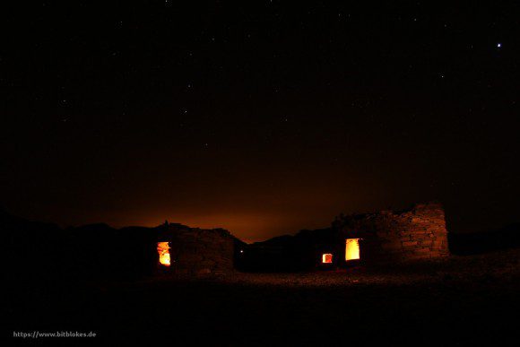 Nawamis bei Dunkelheit mit Kerzenlicht