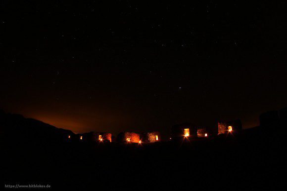 Nawamis bei Dunkelheit mit Kerzenlicht