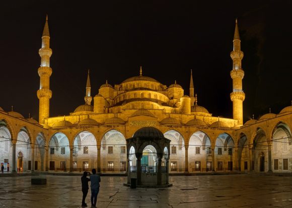 Innenhof der Blauen Moschee oder Sultan-Ahmed-Moschee bei Nacht