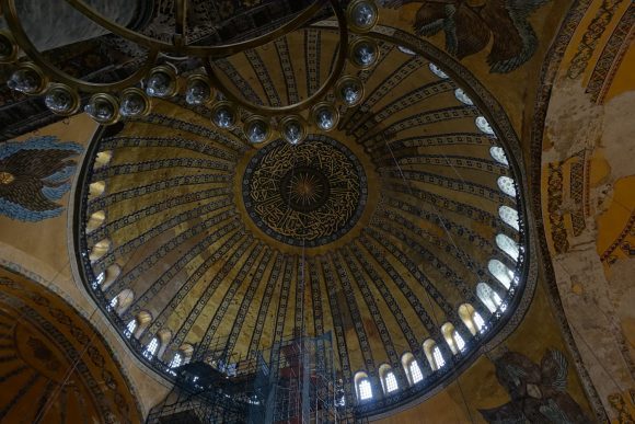 Hagia Sofia: Kuppel - Scheitel ist 55 Meter hoch und die Spannweite 32 Meter