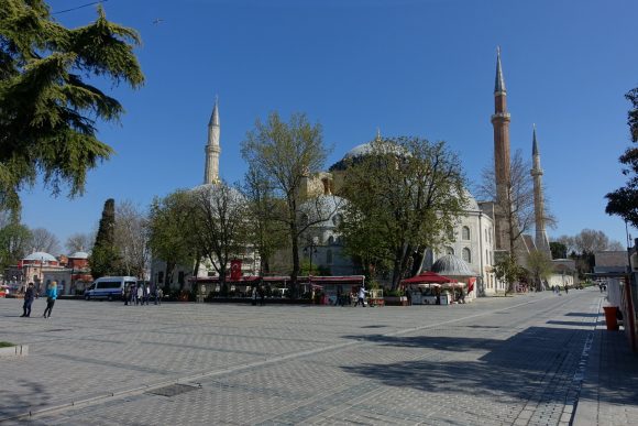 Hagia Sofia im Herzen von Istanbul etwas von Bäumen verdeckt