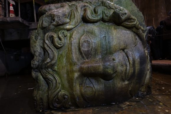 Das Haupt einer Medusa als Basis für eine Säule